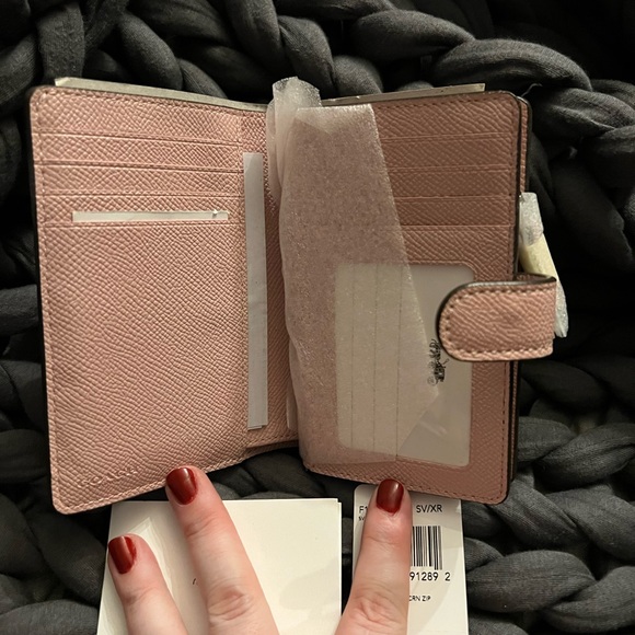 Coach textured leather medium wallet in ballet pink. - Picture 3 of 4